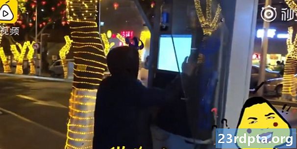 Čínský hacker pro telefonní automaty bez práce tráví večery pirátským internetem